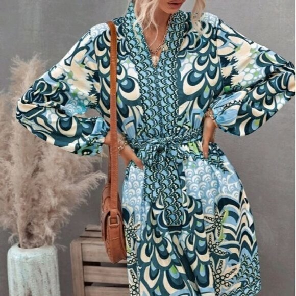 DRESS GRAPHIC PRINT WITH A BELT - Picture 4 of 10